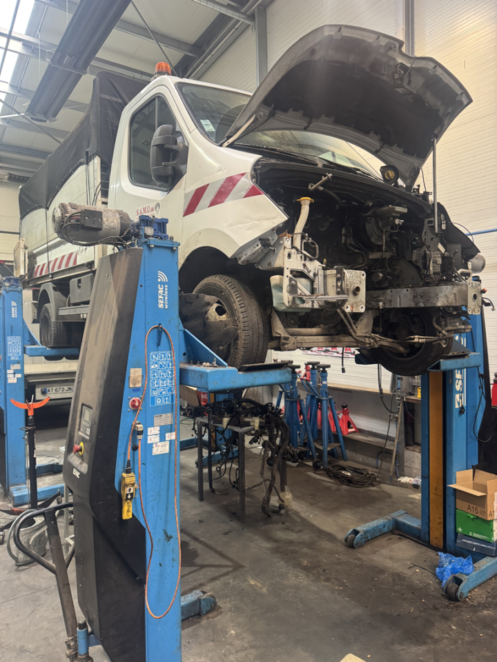 Garage mécanique pour véhicules légers et utilitaires